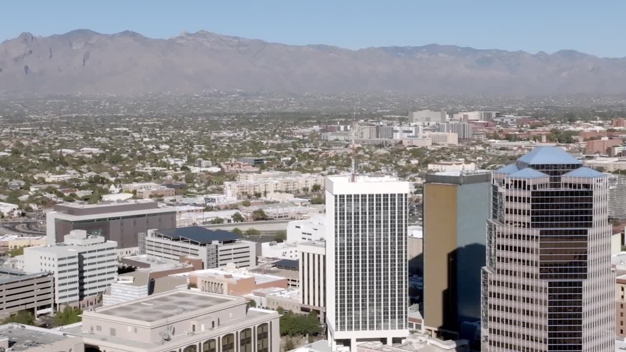 Video ravvicinato con effetto parallasse da drone che si muove lateralmente nel centro di Tucson, Arizona.