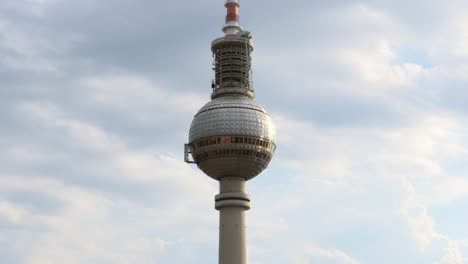 primer plano de la torre de televisión de berlín 2