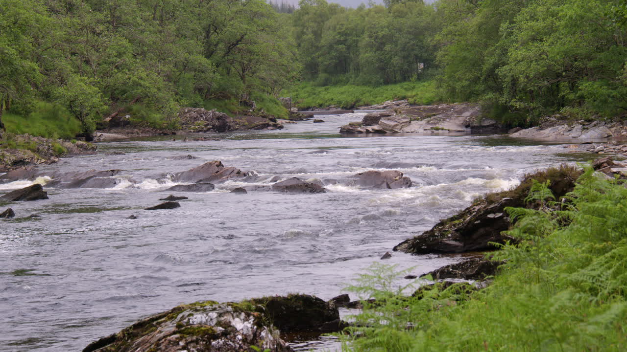 Campo lungo con inquadratura dal basso del corso del fiume Orchy vicino a Eas Urchaidh, le cascate di Orchy