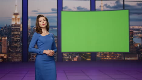 화려한 진행자가 녹색 스크린 tv 스튜디오 근처에서 방송을 시작합니다.