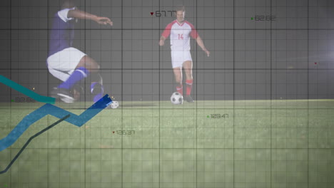 Fußballspieler-Auf-Dem-Feld-Mit-Datendiagramm-Und-Zahlenanimation-über-Gitterhintergrund