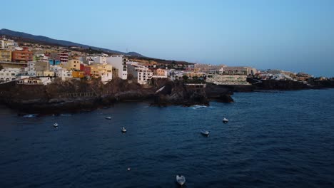 Stadt-Los-Gigantes-Auf-Teneriffa-Am-Meer