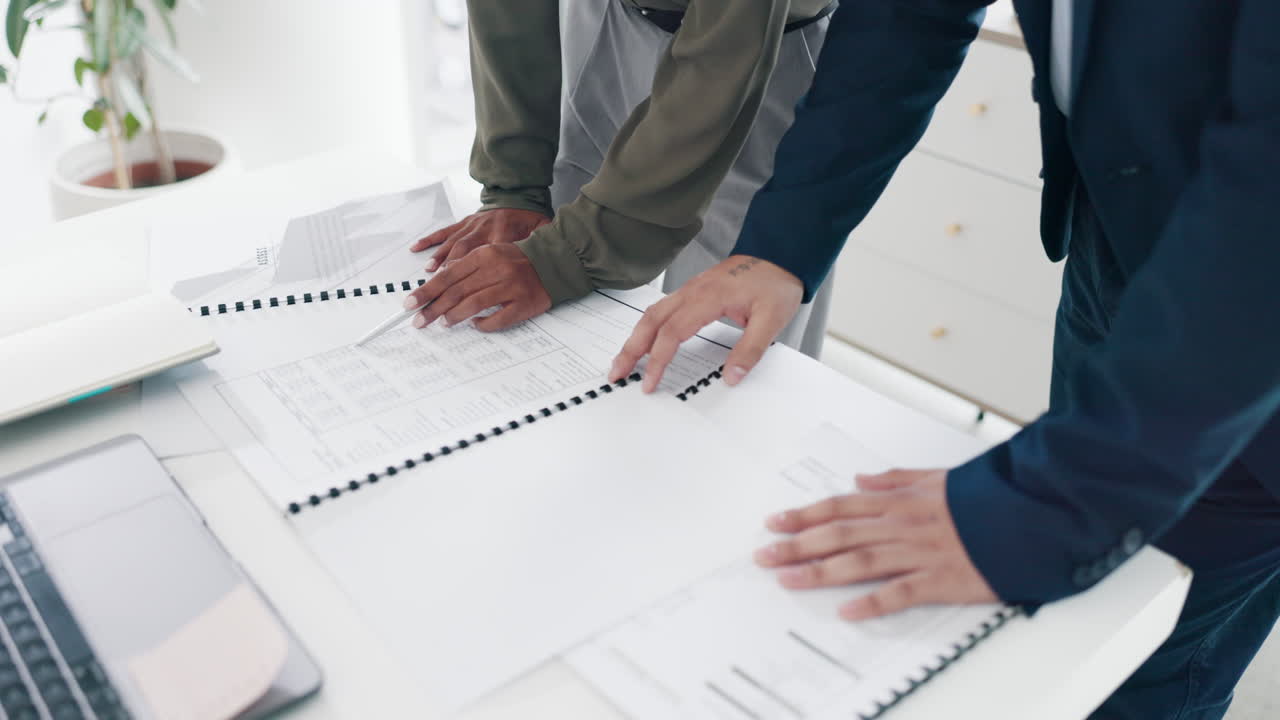 manos, documentos de oficina y gente de negocios