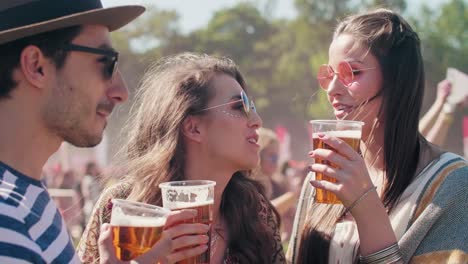 reunión de amigos en el festival de música