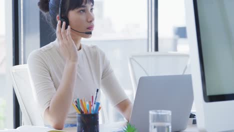 Junge-Frau-Mit-Headset,-Die-Am-Computer-Arbeitet