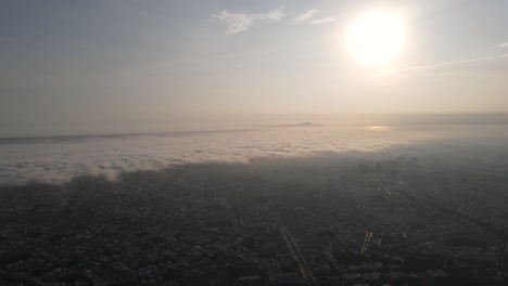 Toma-En-órbita-Lenta-Del-Impresionante-Paisaje-Urbano-De-Lima-Sobre-Las-Nubes-En-Un-Día-Soleado,-Perú