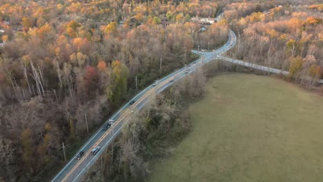 Verkehr-Auf-Landstraßen-Während-Des-Sonnenuntergangs