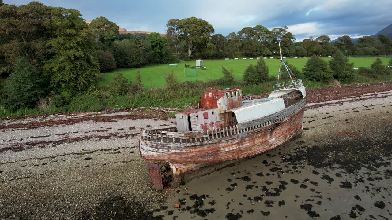 restos oxidados de un barco de pesca naufragado en la playa de las tierras altas de escocia