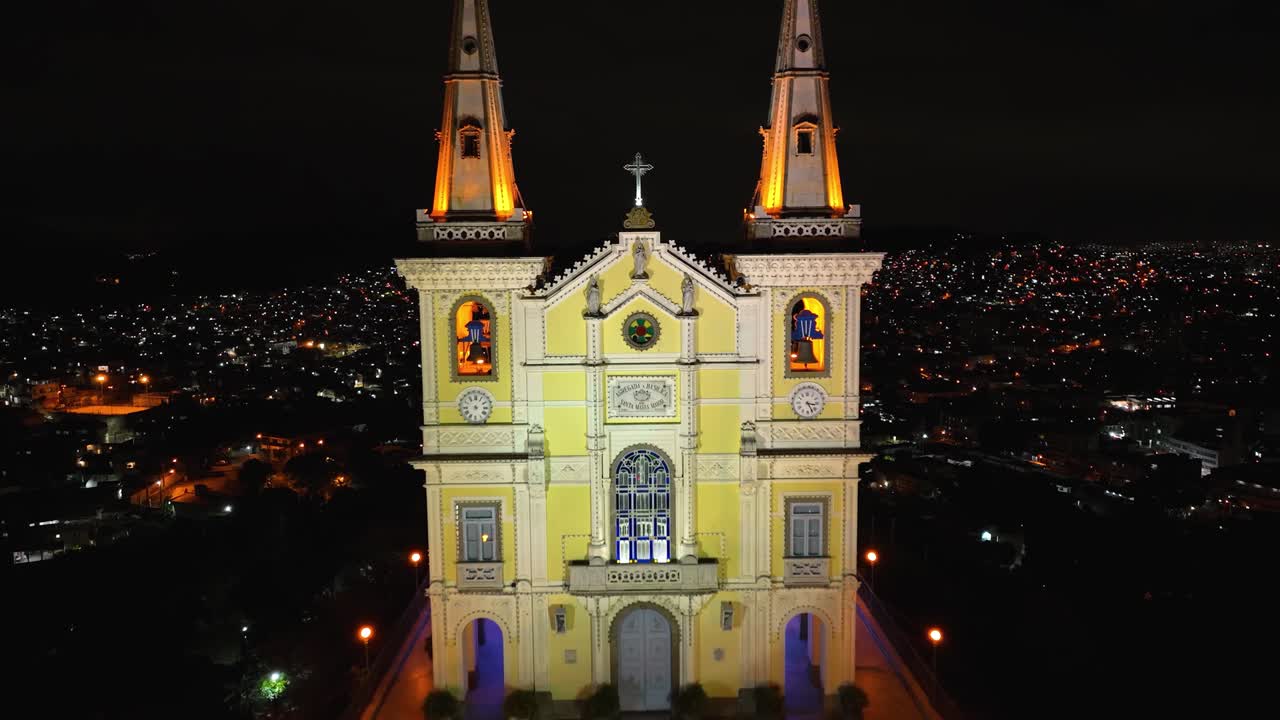 브라질 리오데자네이로에 있는 펜하 성당의 야간 파노라마.