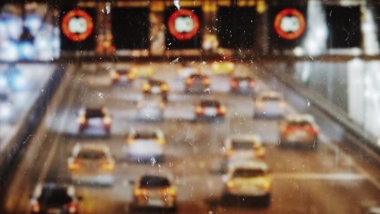 무결한 루프 배경: 많은 불과 교통으로 고속도로를 운전하는 자동차, 유리 위에 떨어지는 비방울, 개념: 비주얼 루프, 휴식, 인트로, 날씨, 인프라, 여행