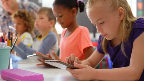 Seitenansicht-Von-Schülern-Gemischter-Abstammung,-Die-Im-Klassenzimmer-Auf-Einem-Digitalen-Tablet-Lernen-4k