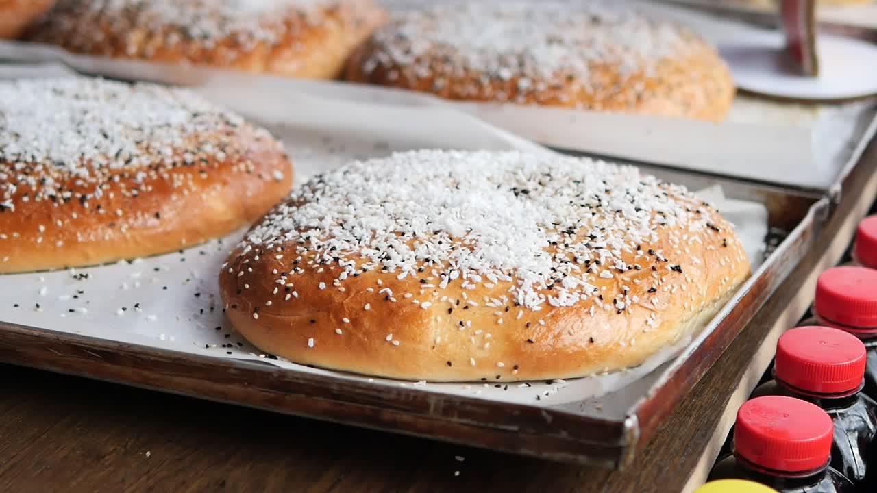 Panes recién horneados cubiertos con semillas de sésamo y coco
