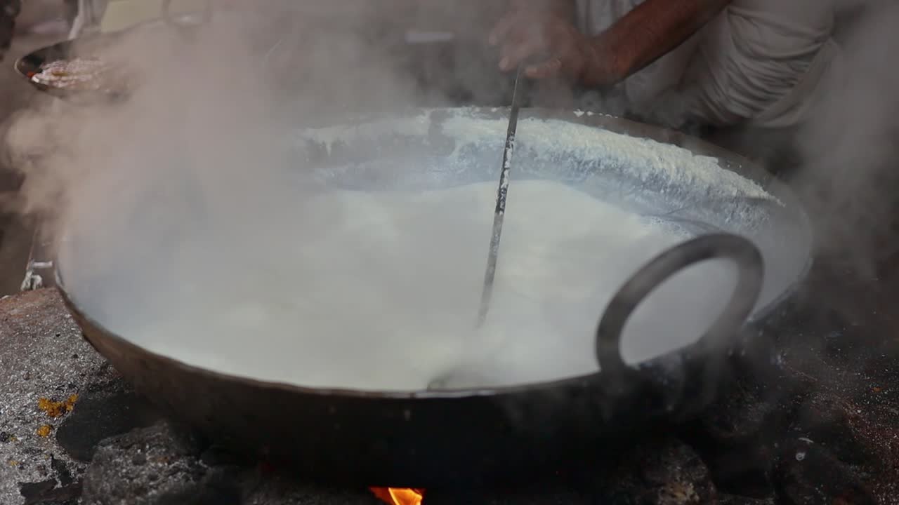 leche de almendra comida callejera india estado de rajasthan en el oeste de la india.