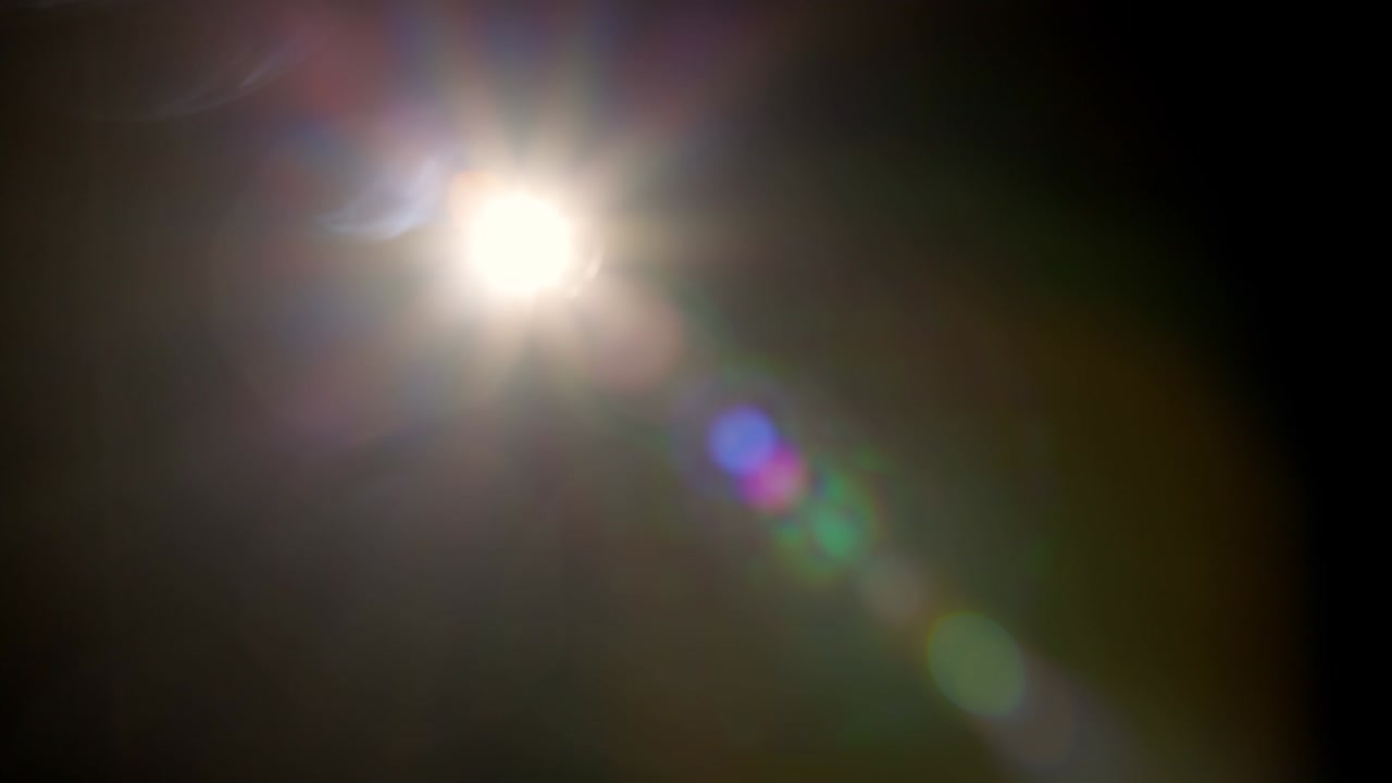 무대 빛은 어 속에서 천천히 움직여 아름다운 하이라이트를 만니다. 무대에서 빛과 연기가 빛납니다.