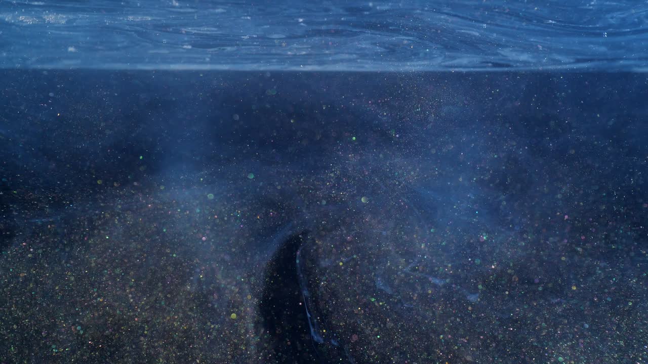 황금 먼지의 떠다니는 입자에서 추상적인 배경 비디오, 어두운 구름이 쌓여있는 그림, 폭풍이 오고, 혼자 도로와 반이는 을 형성합니다.