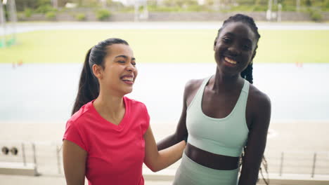 dos atletas femeninas felices saludándose entre sí