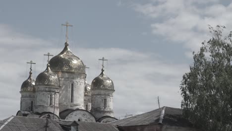 iglesia ortodoxa con cúpulas doradas