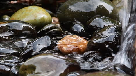 agua cayendo sobre rocas en cámara lenta