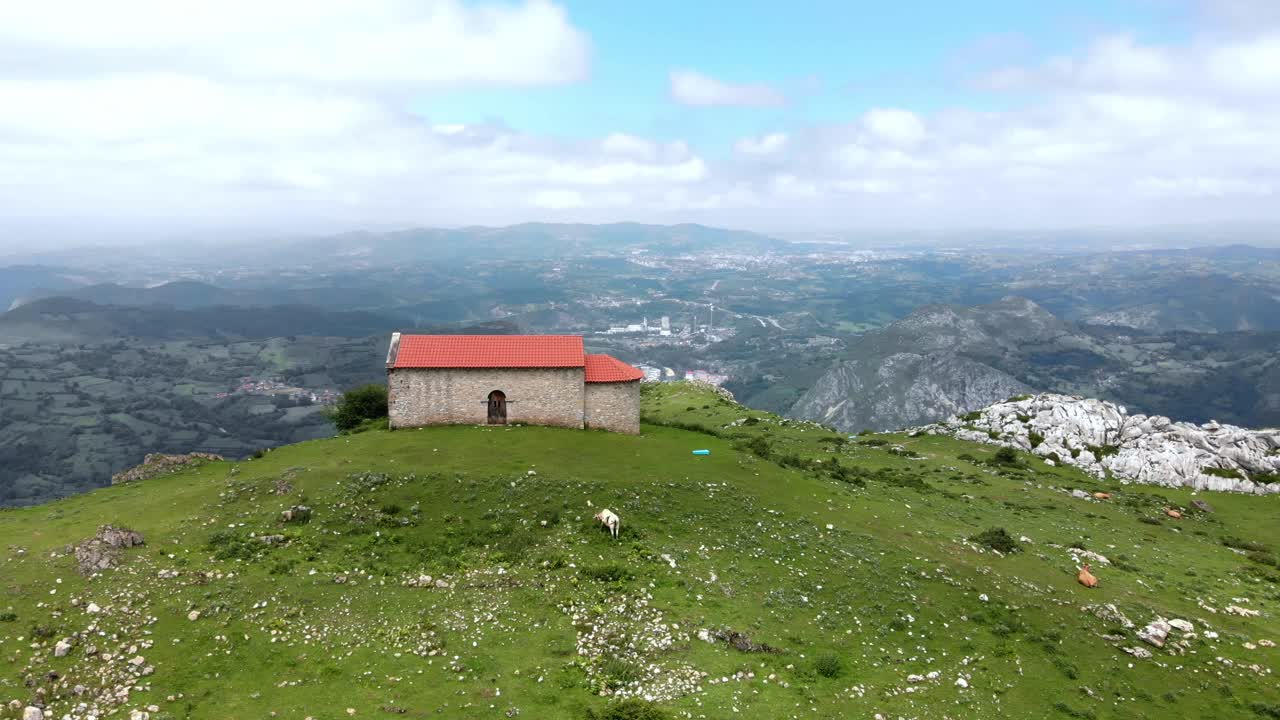 산사크로 와 그 예배당 들, 아스투리아 의 신성 한 산, 아스투리아 의 중앙 산 의 심장 에 위치한 아라모 산, 공중 전망