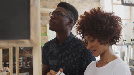 Pareja-Joven-Comprando-Productos-De-Belleza-Y-Cuerpo-En-Una-Tienda-De-Comestibles-Sostenible-Sin-Plástico