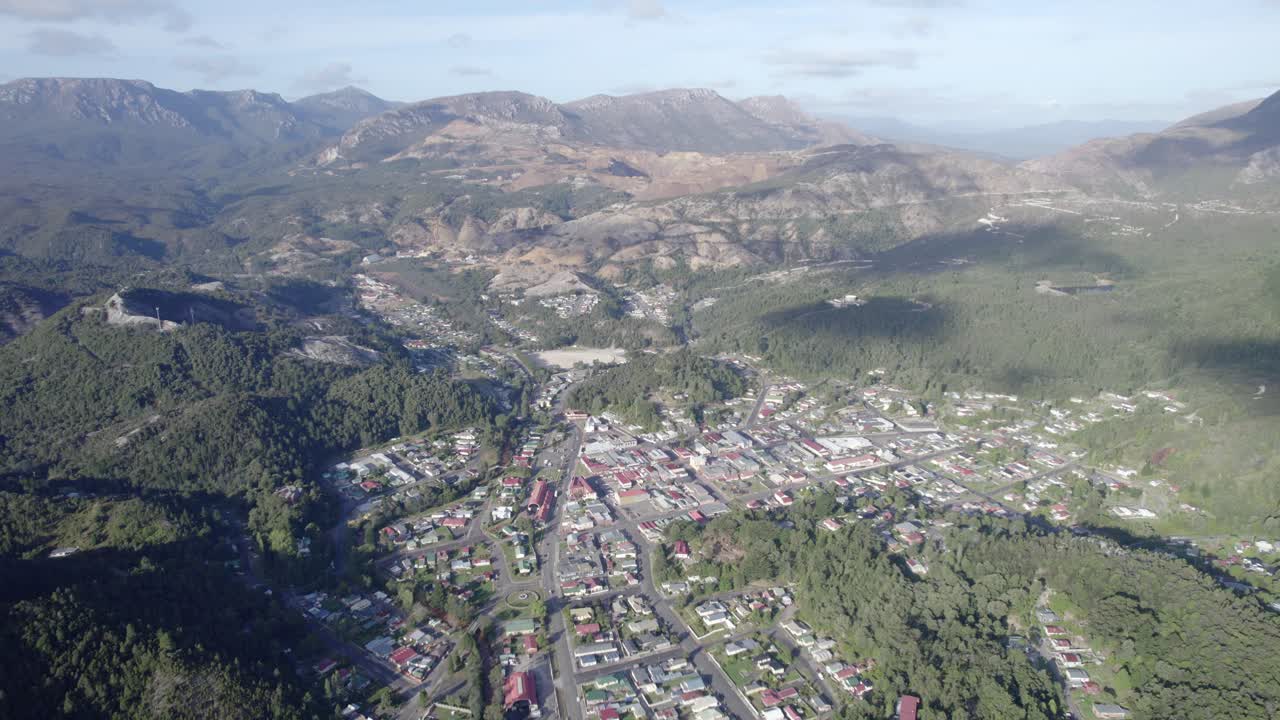 오스트레일리아 태즈매니아 의 풍부 한 광산 역사 로 알려진 역사적 인  ⁇ 스타운 을 앞세운 서해안 산맥