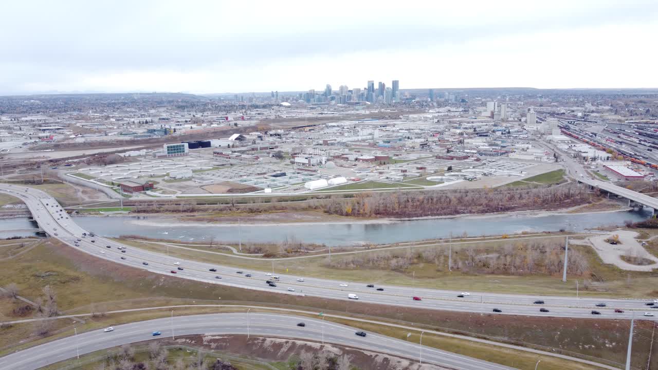 캘거리 시내의 공중 뷰, 캐나다 태평양 기차와 철도가 전면에 있습니다.