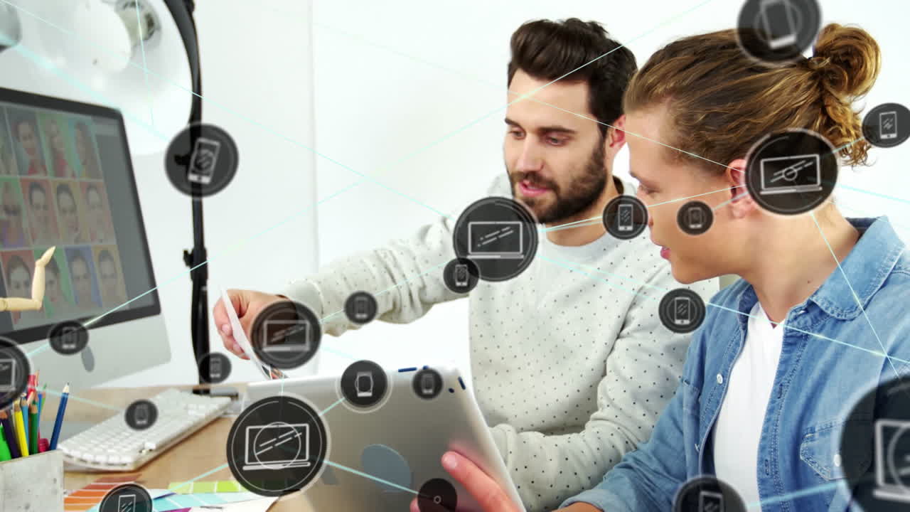 discusión de proyectos utilizando tabletas, compañeros de trabajo con iconos de comunicación digital animación en la oficina