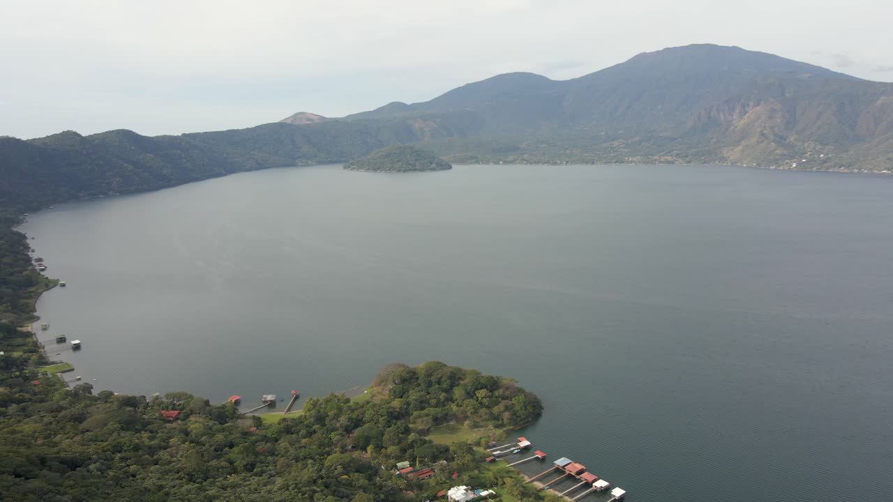 vista aérea del lago caldera de coatepeque en el salvador con las colinas circundantes y la exuberante vegetación
