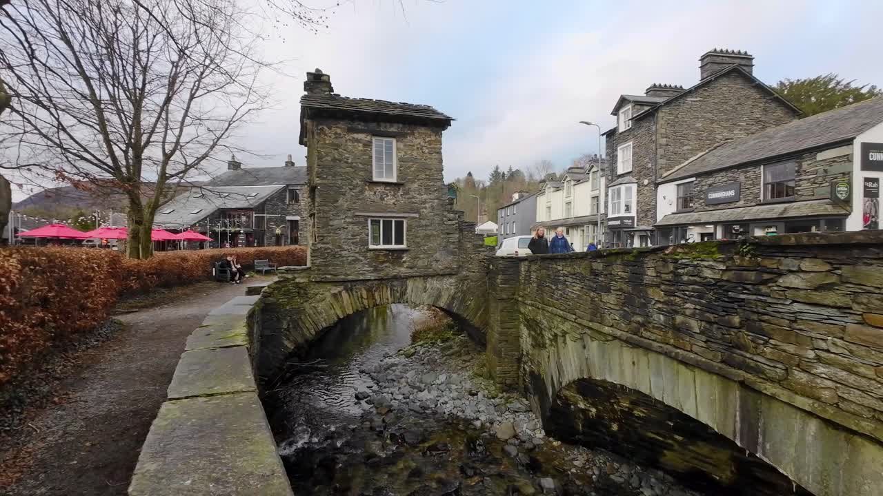 Strada trafficata nel villaggio di Ambleside, in Cumbria.