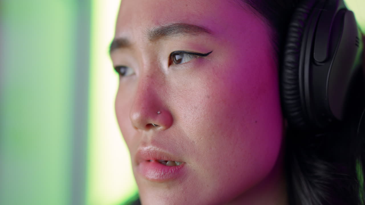 헤드폰을 입은 여자와 함께 얼굴, 초점을 맞추고 게임