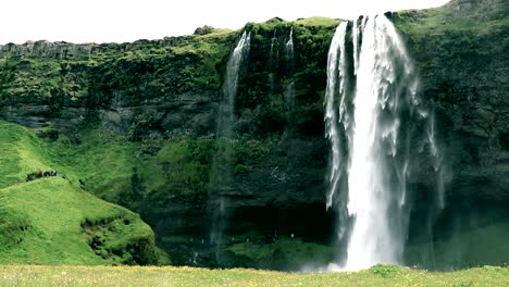 Una-Majestuosa-Cascada-En-Un-Alto-Acantilado-Rocoso