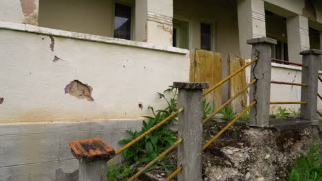 las ruinas de una casa antigua en un pueblo