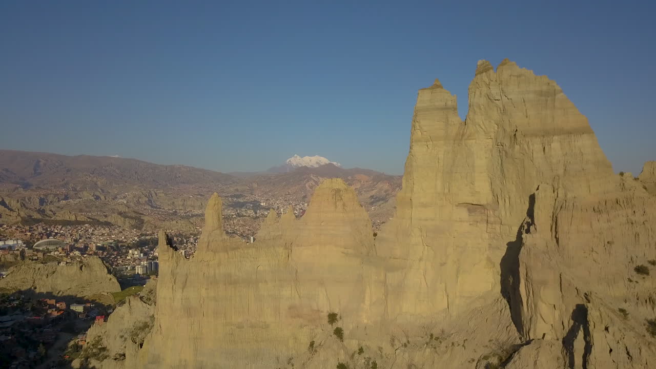 볼리비아 의 안데스 산맥 의 높이 에 있는 라파스 의 도시 풍경 을 드러내는 봉우리 위 를 날아다니는 공중 사진