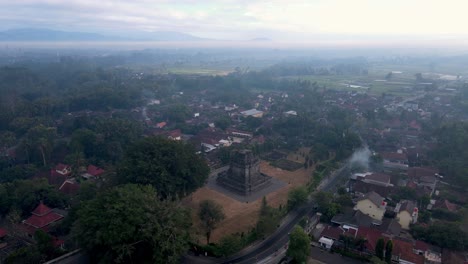 vista aérea del templo de mendut en una mañana brumosa