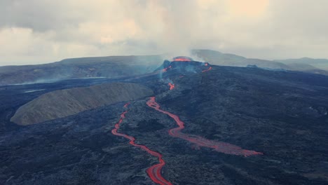 vista panorámica de la erupción volcánica activa y la lava que fluye en fagradalsfjall, islandia - tiro con drones