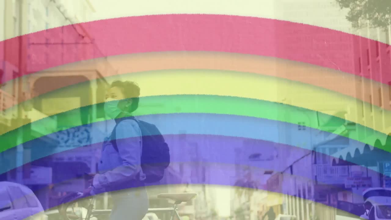 길거리에서 걸어다니는 얼굴 마스크를 쓴 여자를 반대하는 무지개