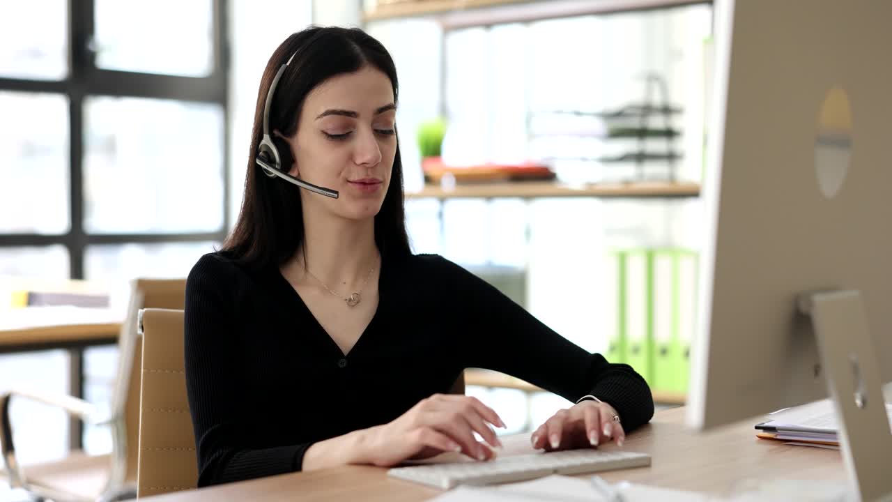 A woman working at a customer service call center