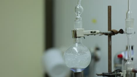 científico de alimentos probando cosas nuevas en el laboratorio