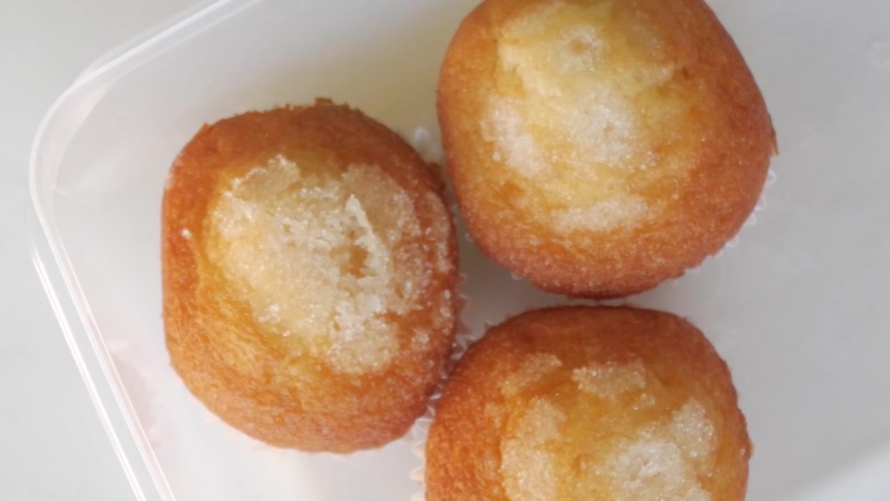 Muffins en una tapa verde crean una escena culinaria acogedora y atractiva.