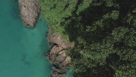 Aéreo-Vista-Superior-Tropical-Océano-Selva-Granito-Costa-Turquesa-Agua