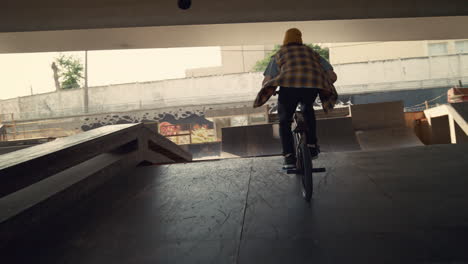 Junger-Biker-Führt-Rail-Stunt-Im-Städtischen-Skatepark-Durch.-Fahrer,-Der-Auf-BMX-Fährt.