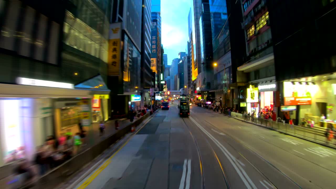 트램 도로 에서 볼 수 있는 홍콩 도시 의 비는 거리 들