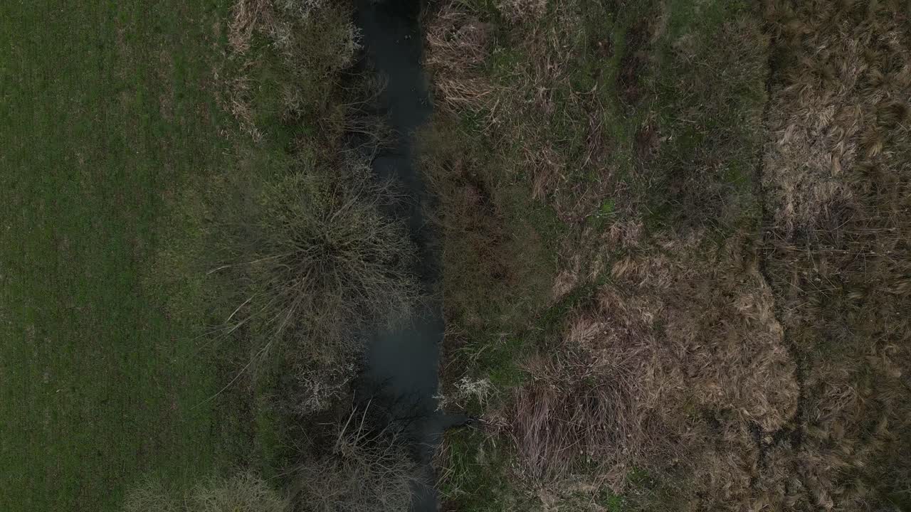 volando sobre un pequeño arroyo en hungría, europa