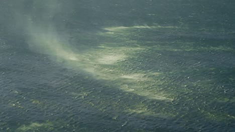 animación de cuadrados giratorios y elementos gráficos que se mueven sobre la vista aérea del paisaje