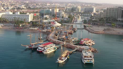 Puerto-De-Yates-Con-Hoteles-En-El-Fondo-En-El-Desierto,-Eilat,-Israel-Con-Cruceros-Atracados