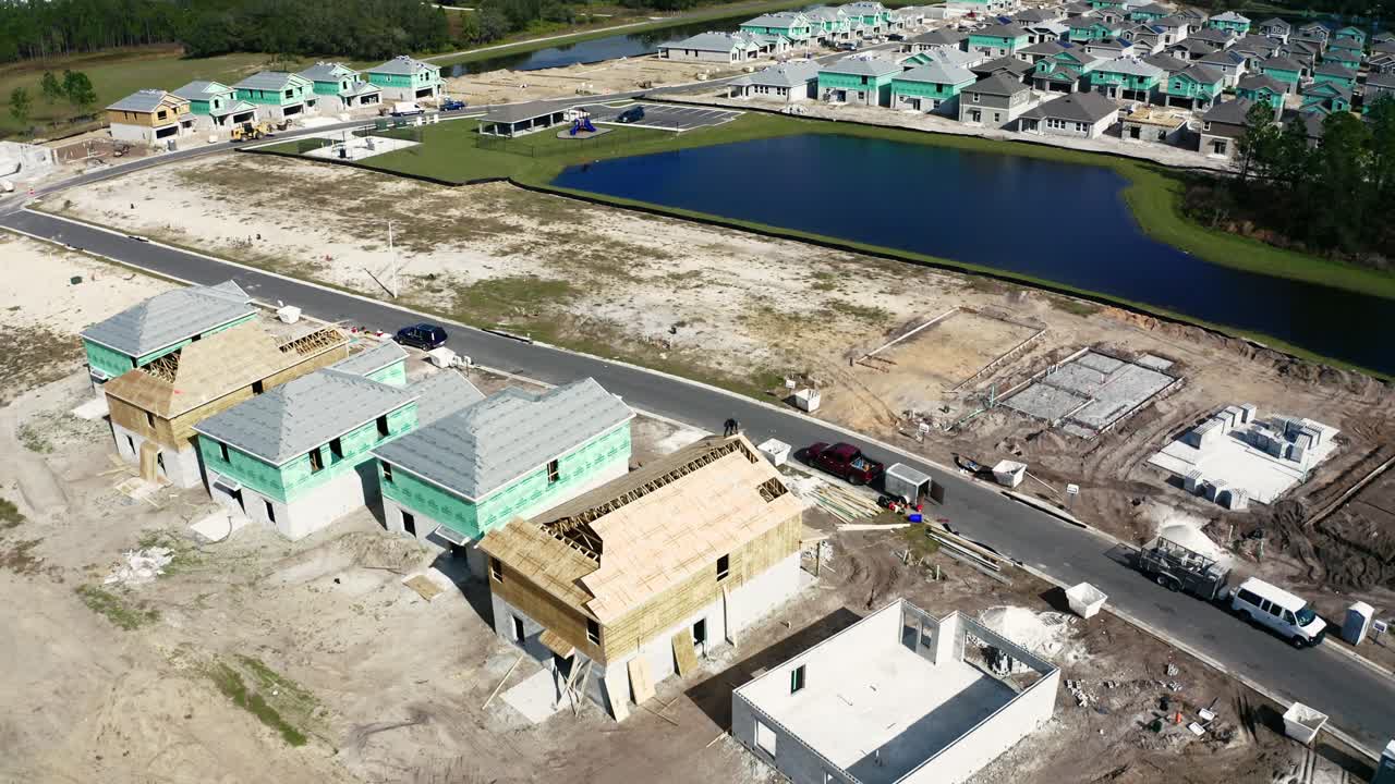 vista aérea de casas residenciales en construcción en una subdivisión en el centro de florida, órbita de drones