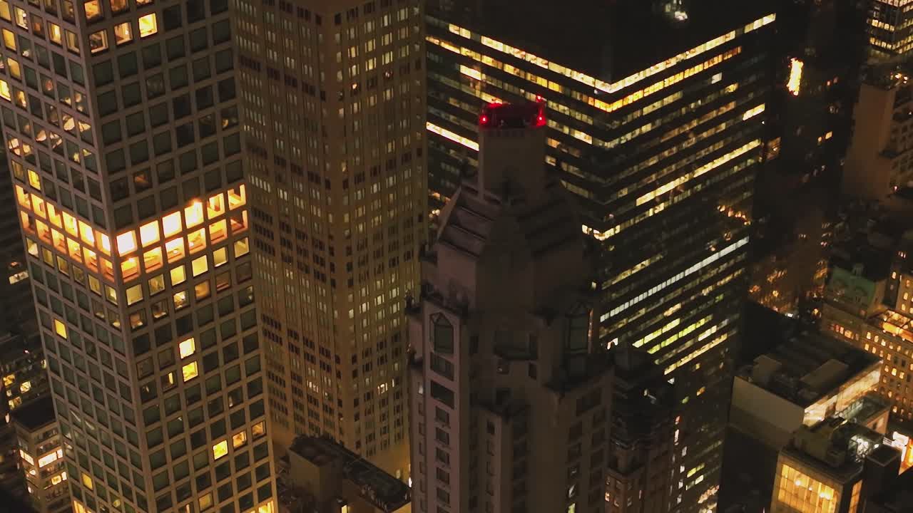 Contraste da Arquitetura Moderna e Clássica à Noite