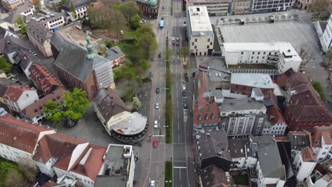 Tráfico-De-La-Calle-Spittel-Y-Stiftsplatz-En-El-Centro-De-Kaiserslautern,-Alemania