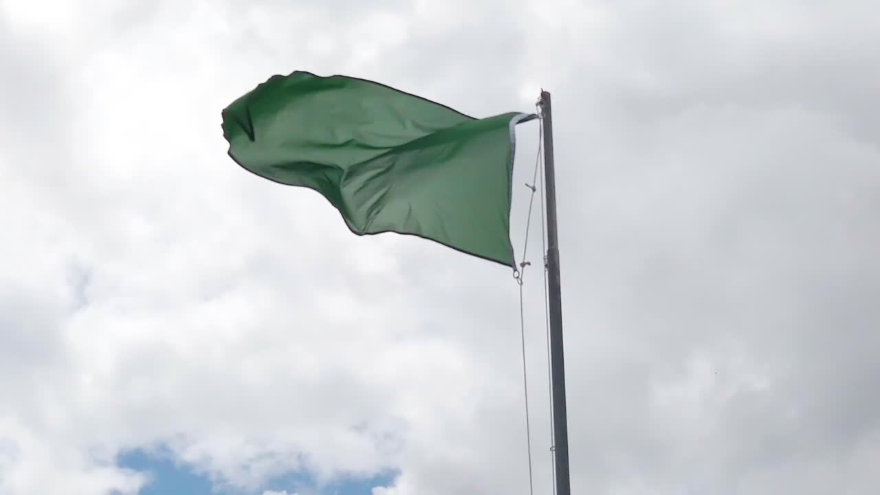 cámara lenta de la bandera verde triangular