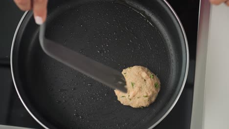 Cooking-crab-cakes-in-a-pan